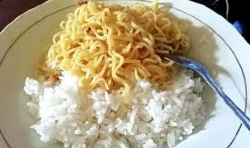 Makan Mie Pakai Nasi Tiap Hari Ternyata Beresiko, Ini Penjelasannya